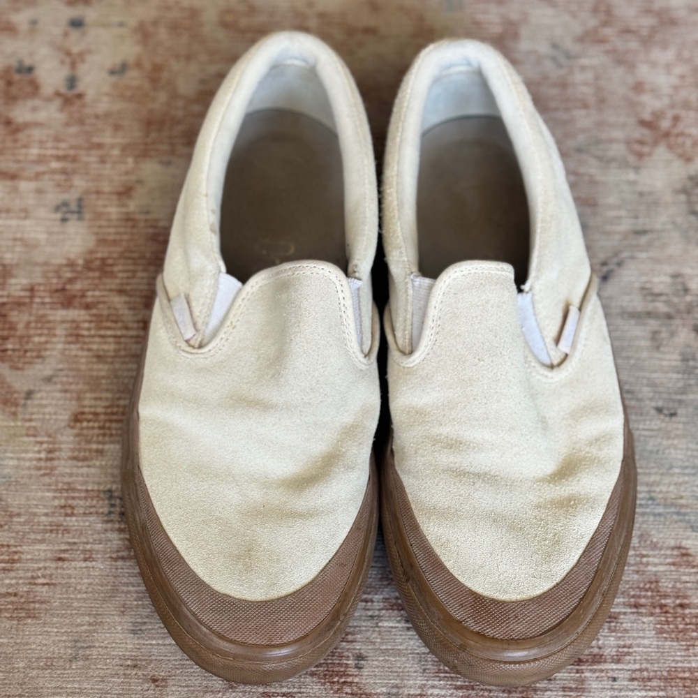 Vans men’s classic slip on sneakers in off white / cream with tan soles